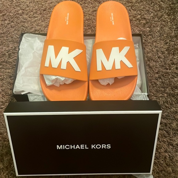 Pair of MICHALE KORS slides - Picture 1 of 6